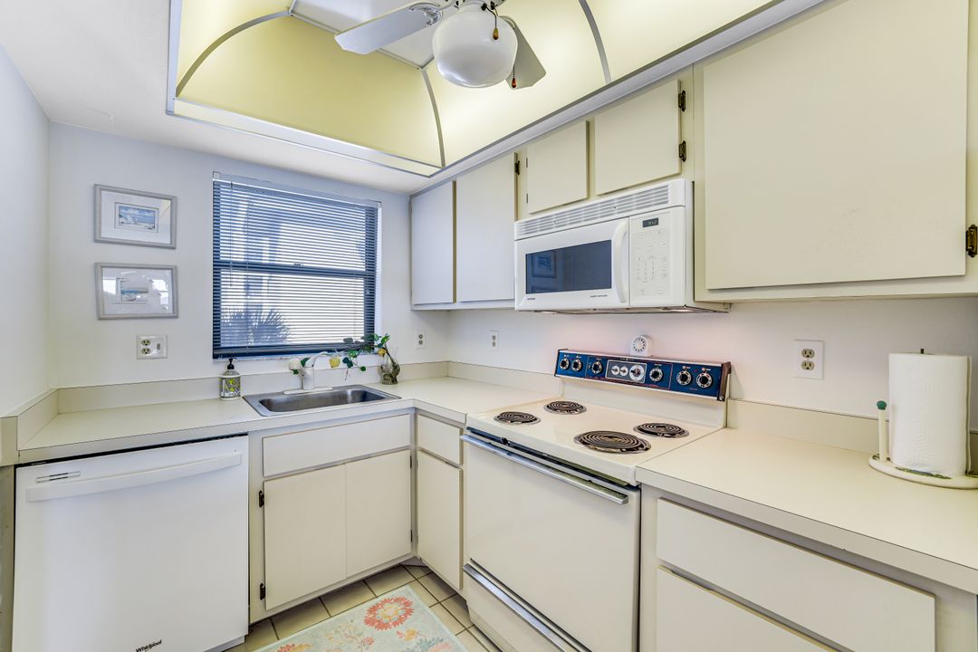 271 Southbay Dr #240, Naples, FL 34108