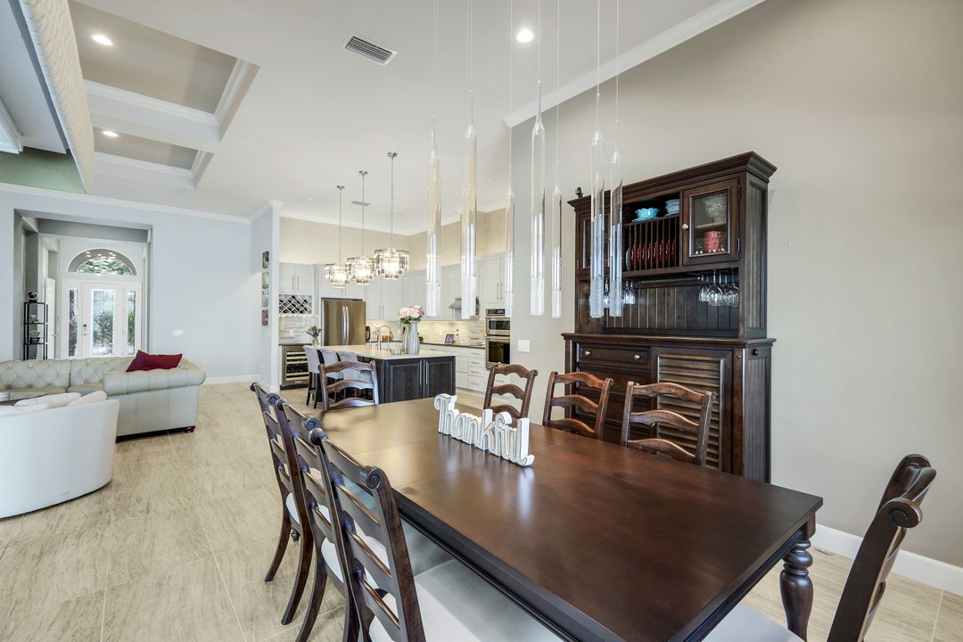 9075 Breakwater Dr, Naples, FL 34120