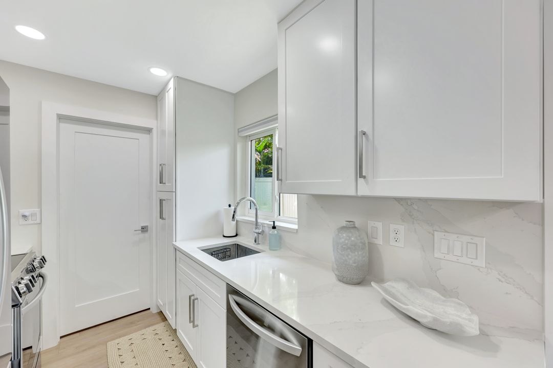 600 98th Ave N #B, Naples, FL 34108