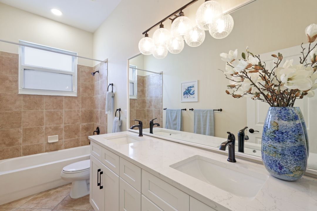 985 Chesapeake Bay Ct, Naples, FL 34120