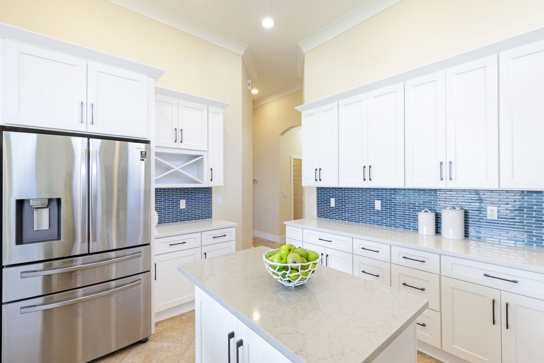 985 Chesapeake Bay Ct, Naples, FL 34120