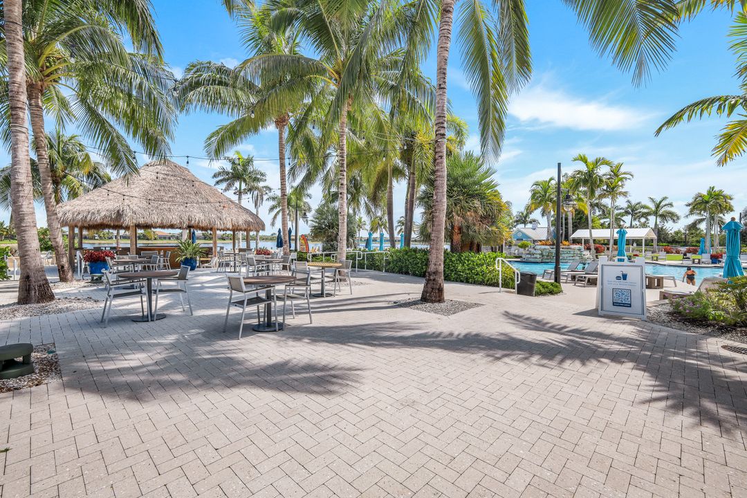 14814 Edgewater Cir, Naples, FL 34114
