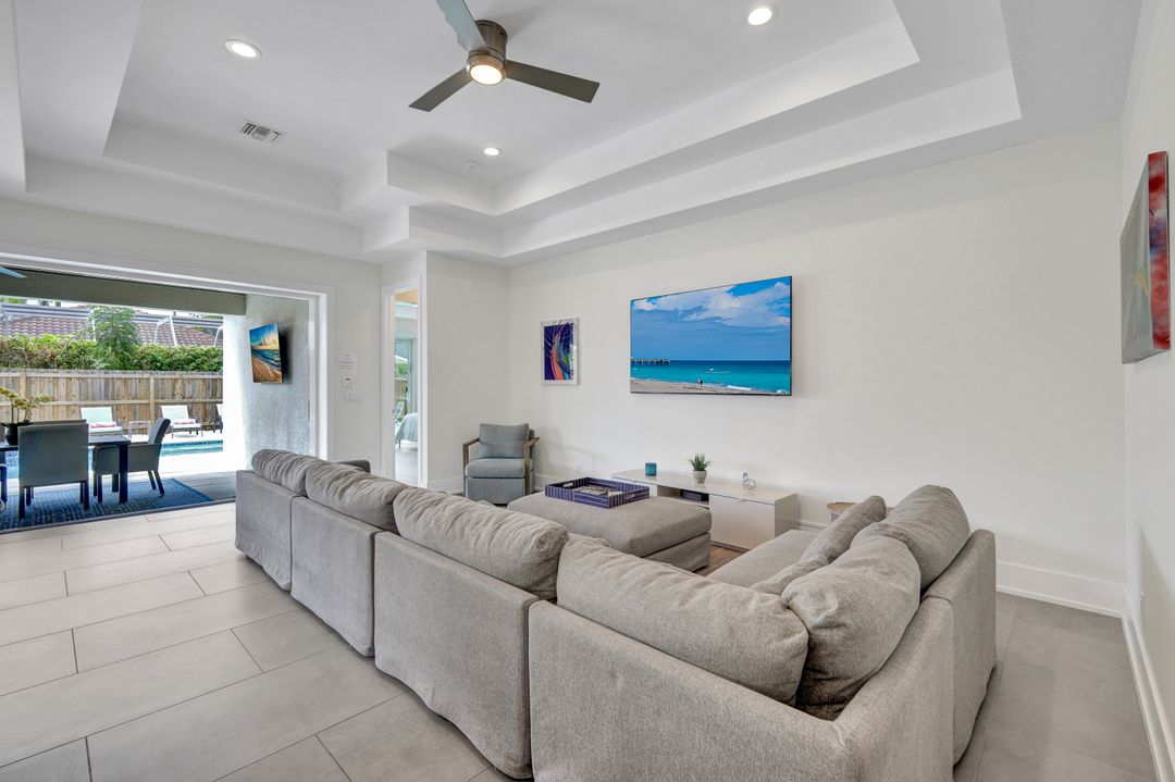 574 94th Ave N, Naples, FL 34108