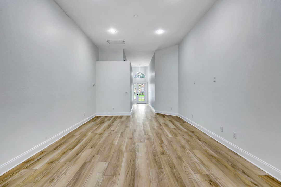 7052 Timberland Cir, Naples, FL 34109
