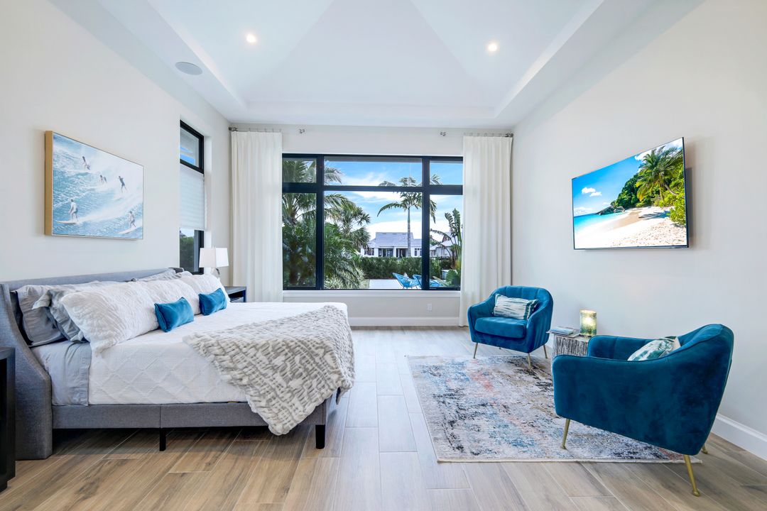 16724 Enclave Cir, Naples, FL 34110