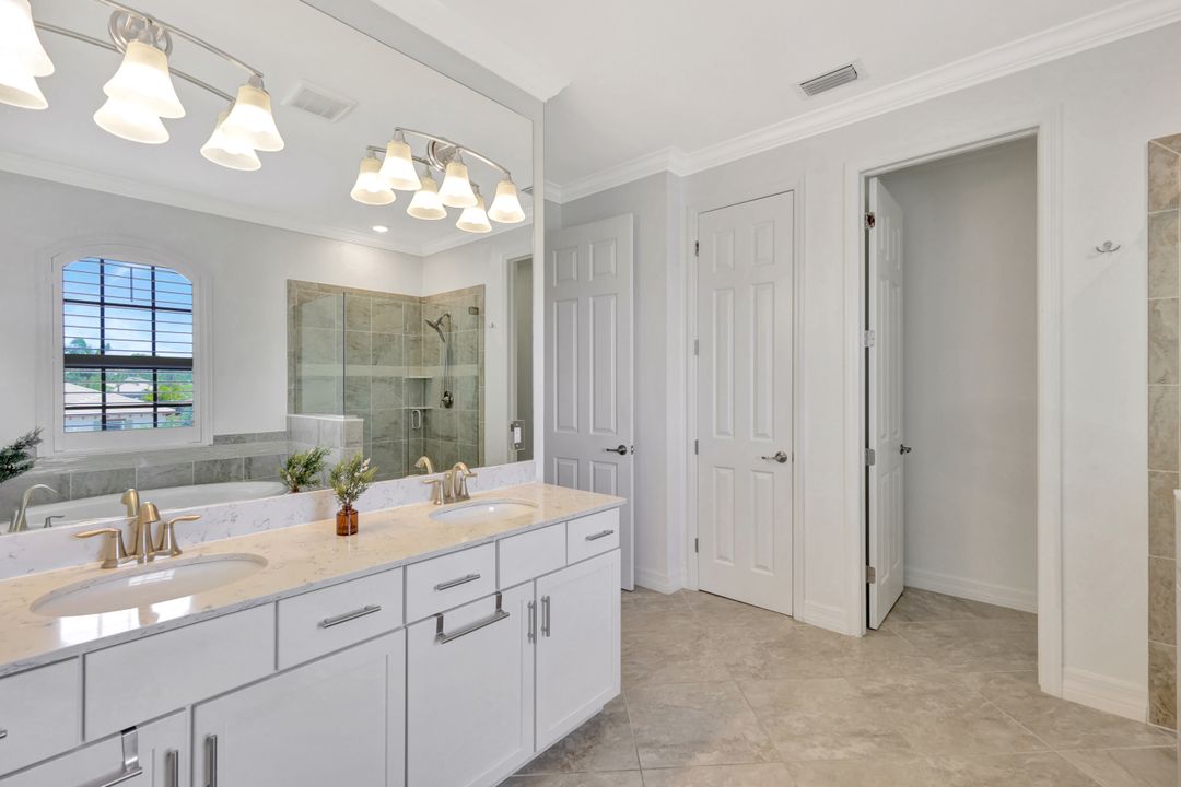 2102 Antigua Ln, Naples, FL 34120