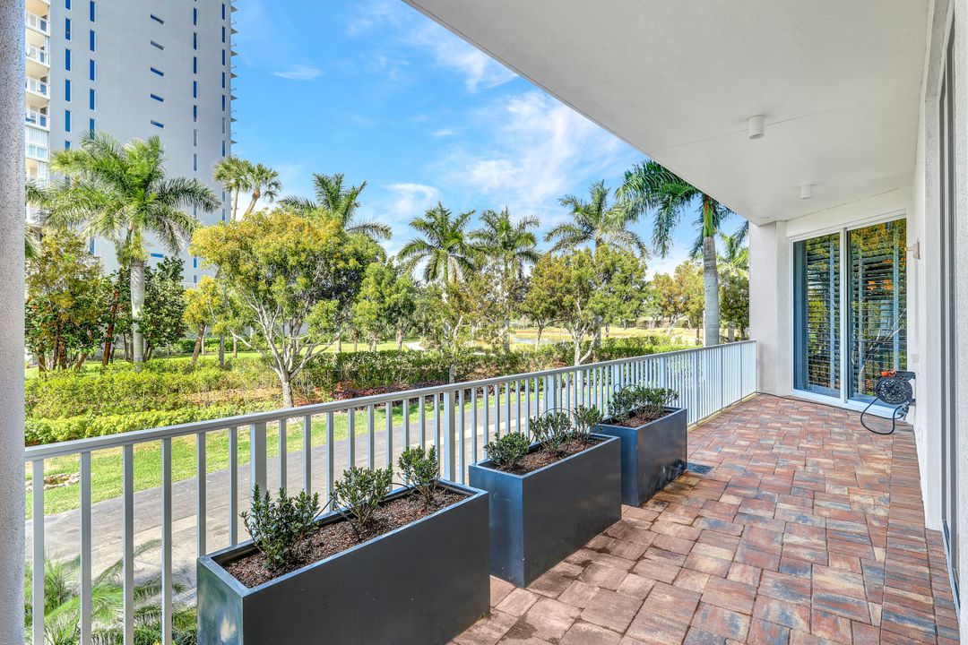 13675 Vanderbilt Dr #210, Naples, FL 34110