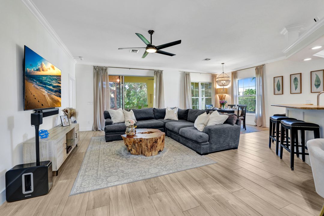302 Stanhope Cir, Naples, FL 34104