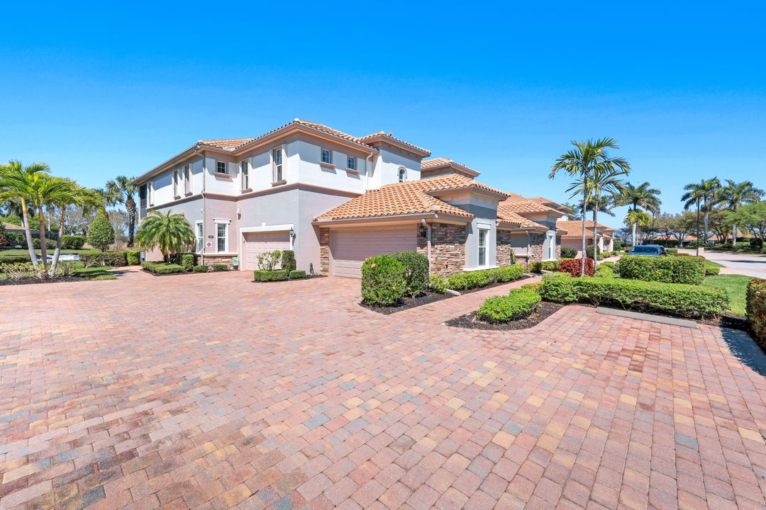 8839 Nautical Landing Cir #201, Naples, FL 34120