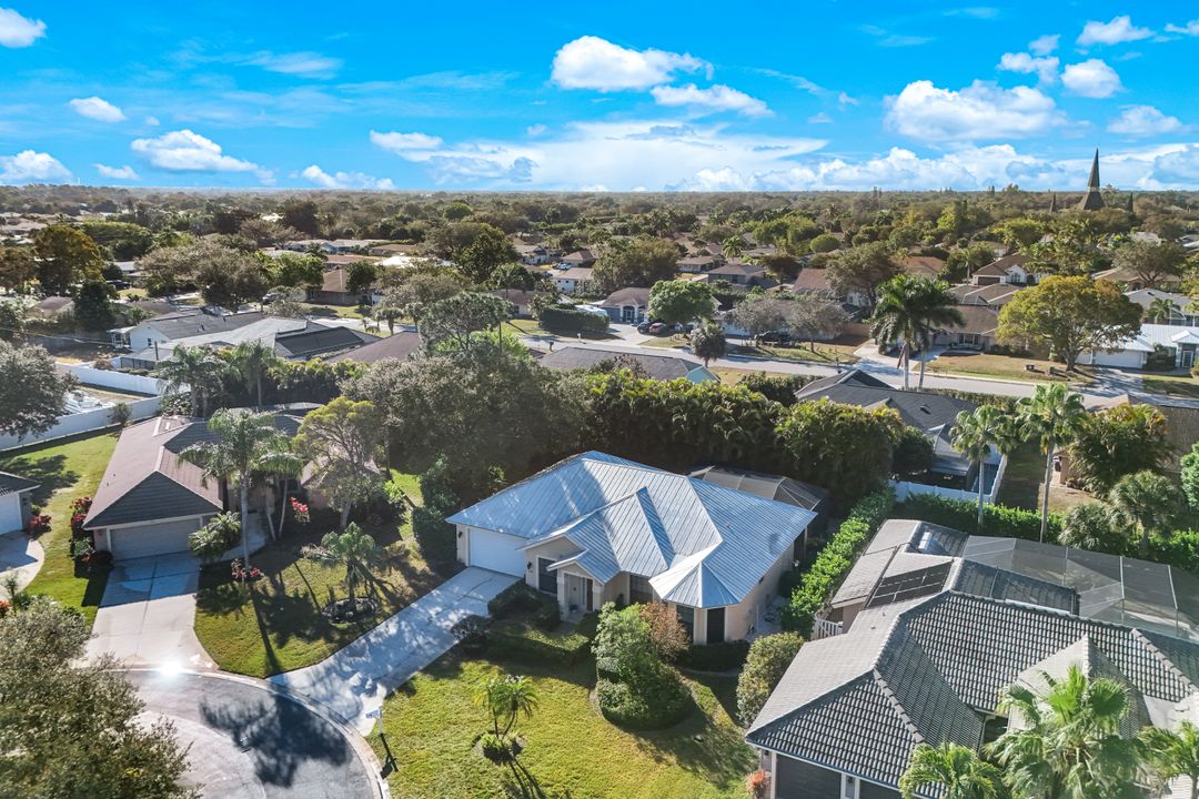 302 Sawgrass Ct, Naples, FL 34110