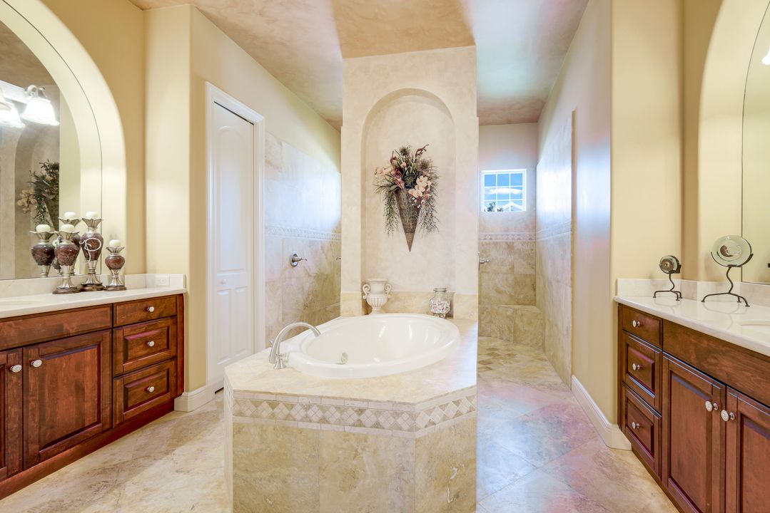 5742 Hammock Isles Dr, Naples, FL 34119