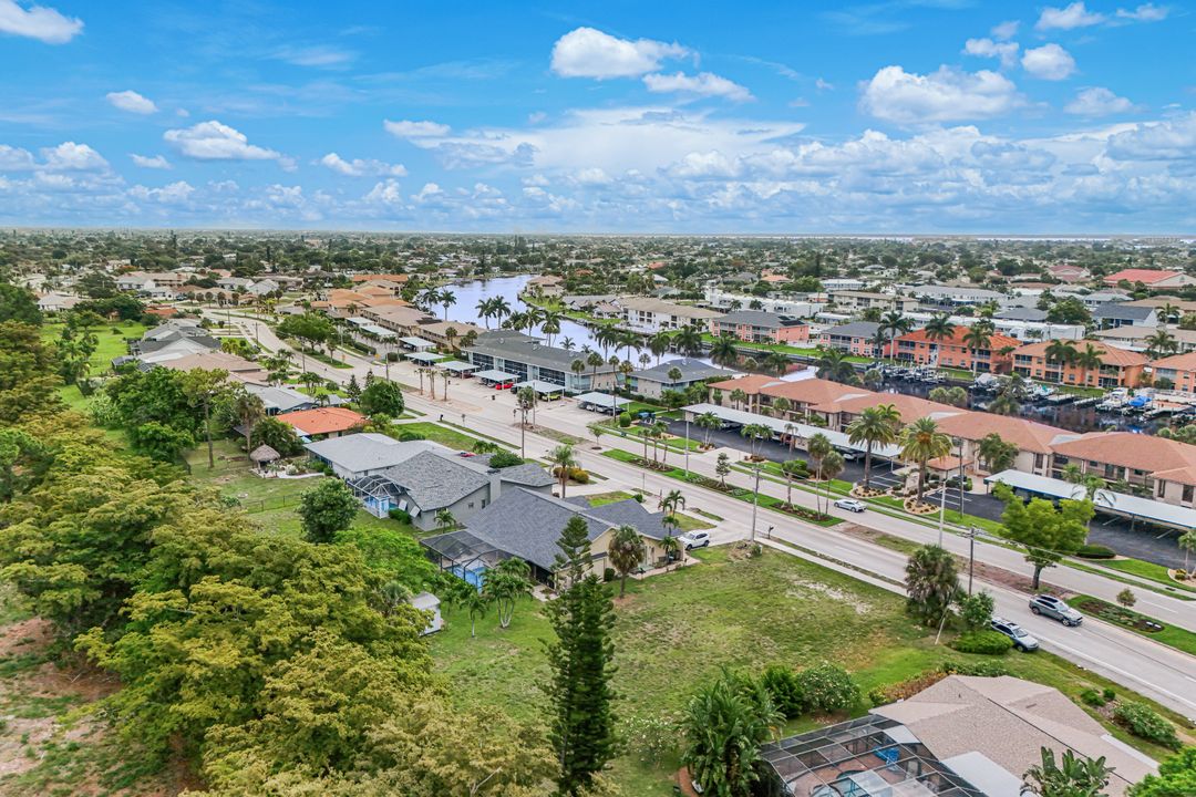 4524 Country Club Blvd, Cape Coral, FL 33904