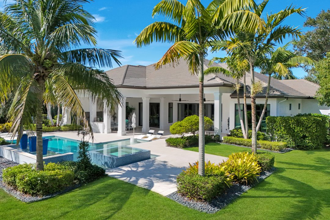 112 Hickory Rd, Naples, FL 34108