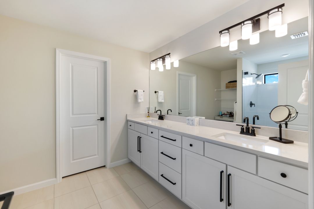 10427 Ventana Ln, Naples, FL 34120