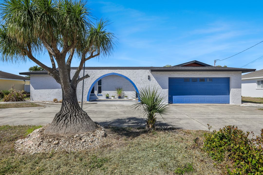 3926 Country Club Blvd, Cape Coral, FL 33904