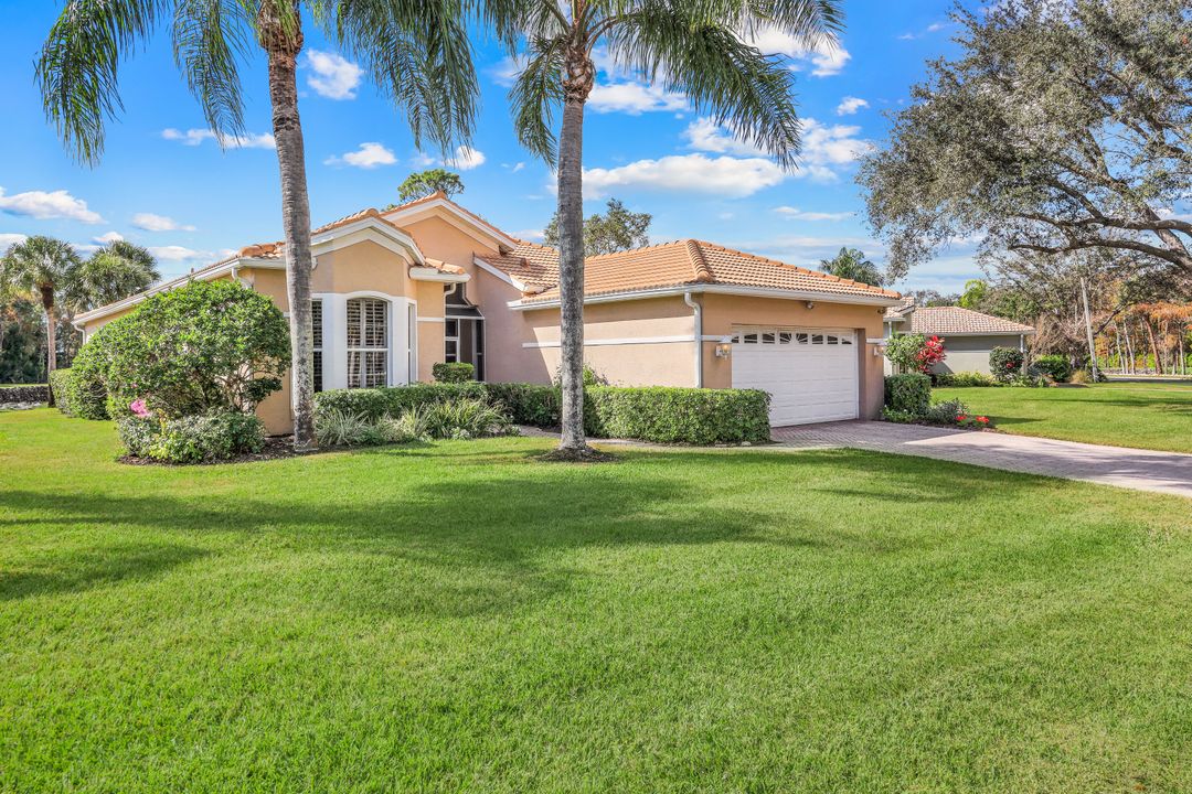 462 Preswick Ln, Naples, FL 34120
