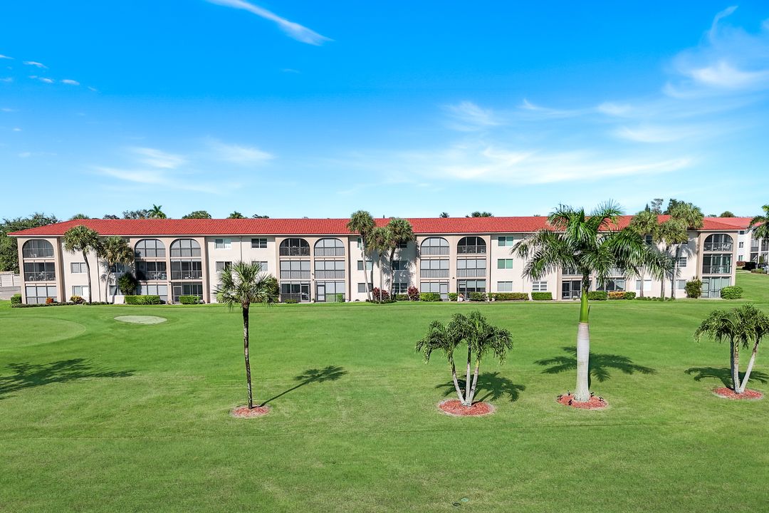 9 High Point Cir N #208, Naples, FL 34103