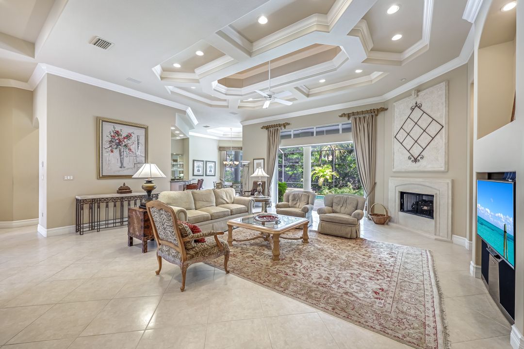 258 9th Ave S, Naples, FL 34102