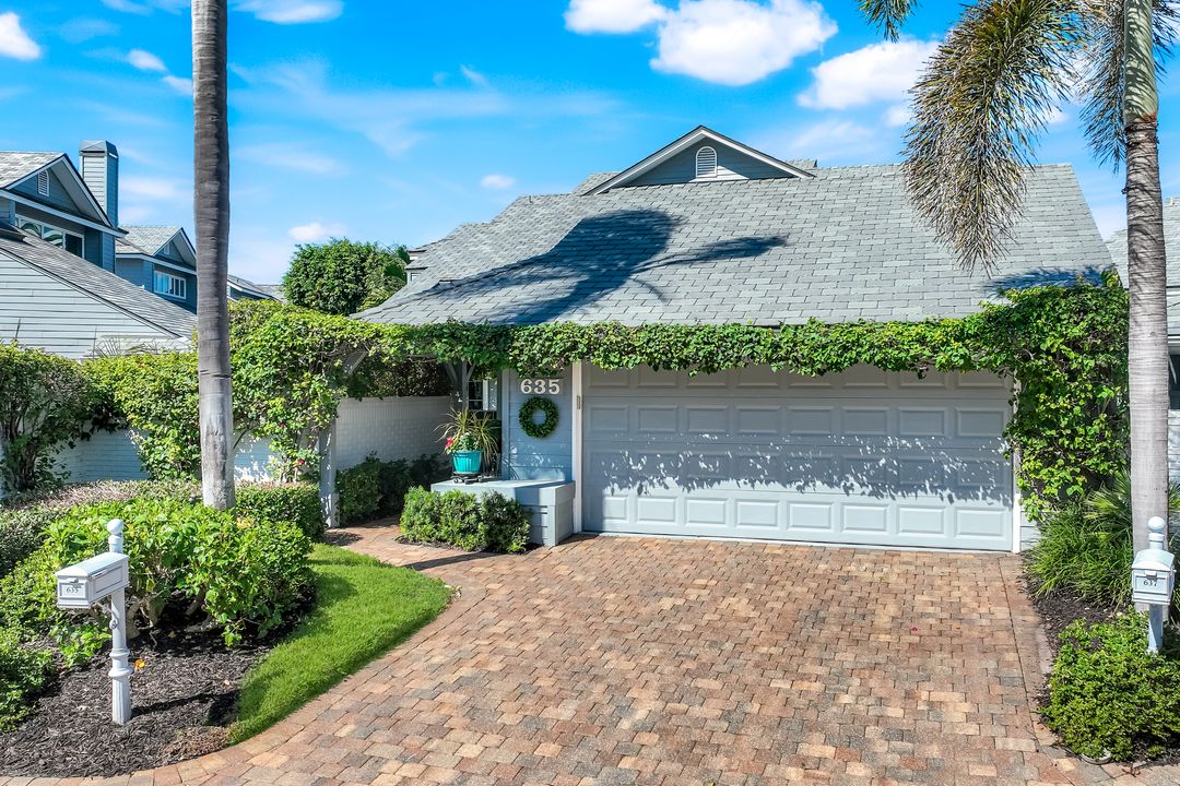 635 Bridge Way Ln, Naples, FL 34108