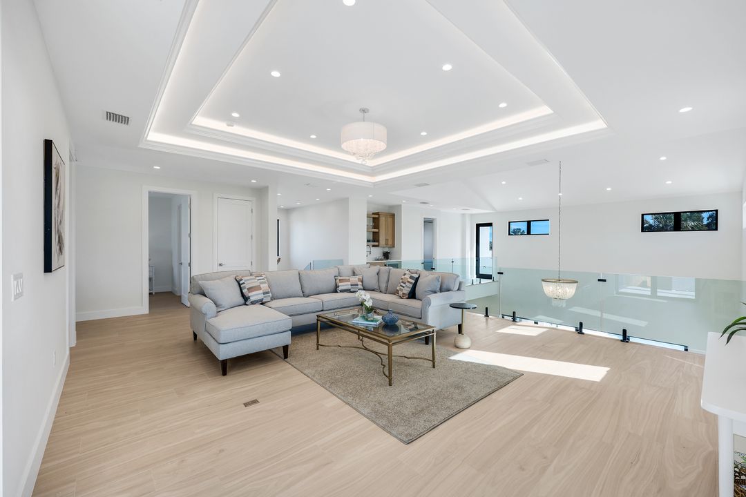 9760 Vanderbilt Dr, Naples, FL 34108