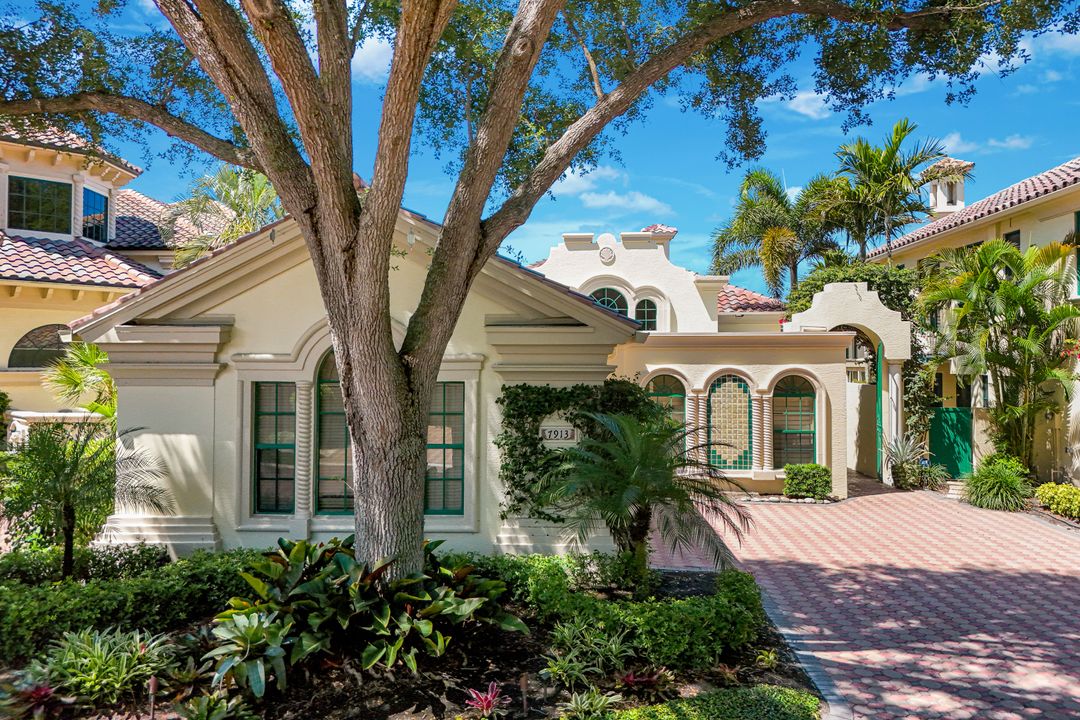 7913 Via Vecchia, Naples, FL 34108