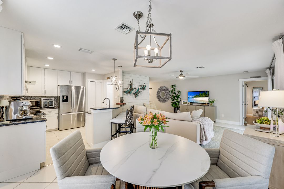 156 Stanhope Cir, Naples, FL 34104