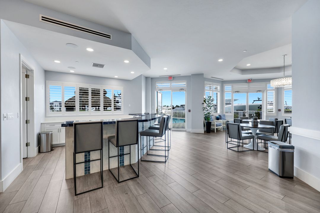891 10th St S, Naples, FL 34102