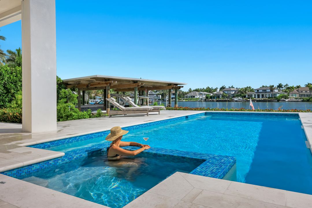 380 18th Ave S, Naples, FL 34102
