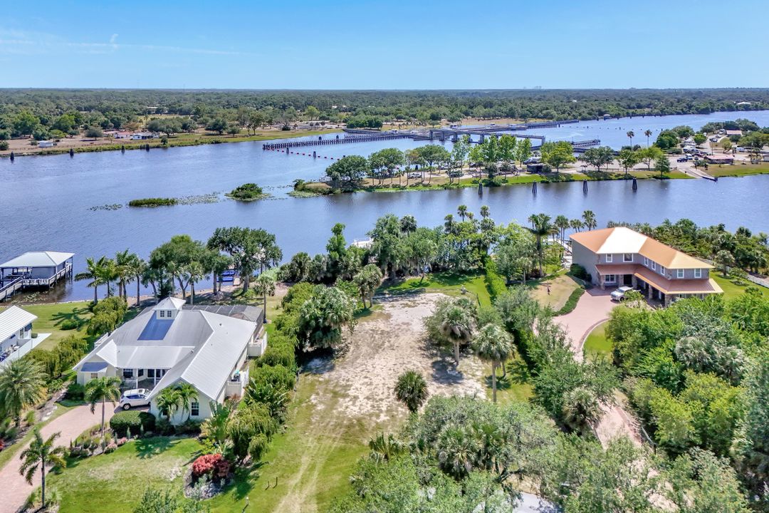 16420 Oakview Cir, Alva, FL 33920