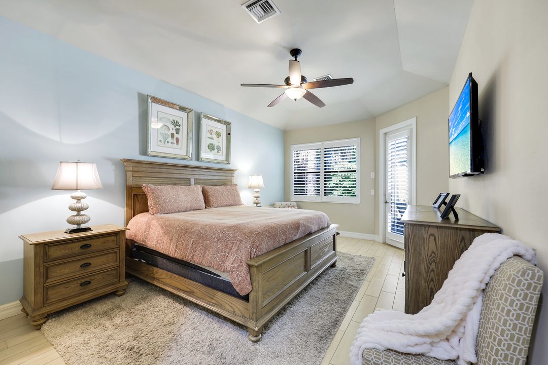 1243 Briarwood Ct, Naples, FL 34104