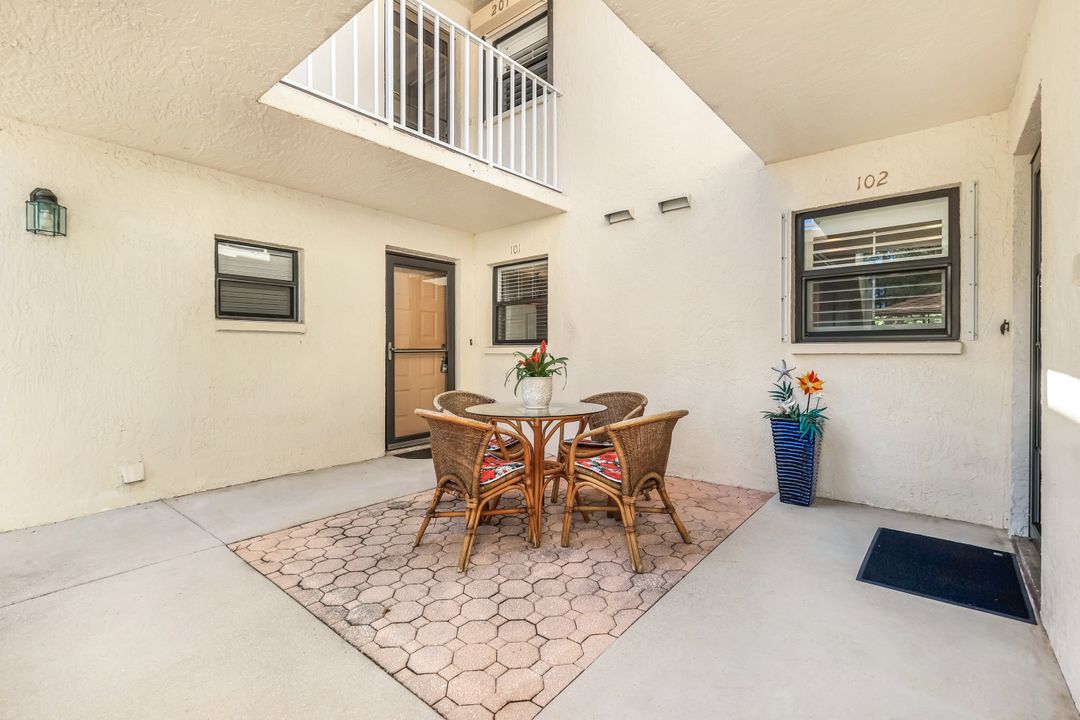 529 Lake Louise Cir #101, Naples, FL 34110