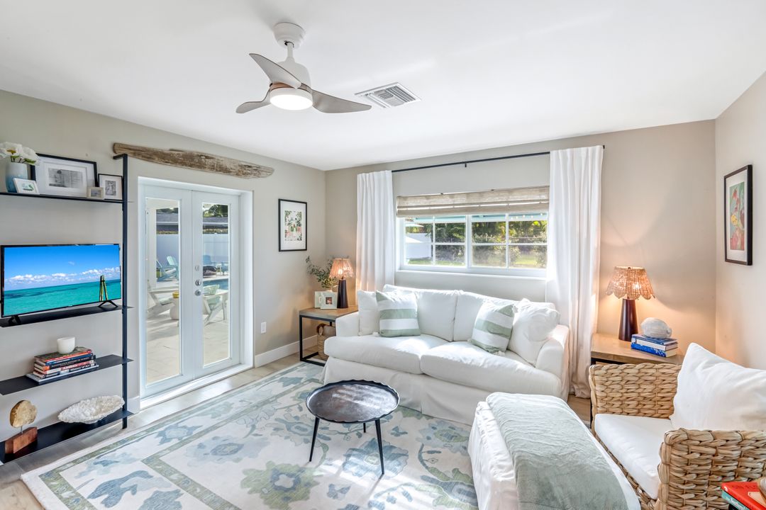 1086 N Town and River Dr, Fort Myers, FL 33919