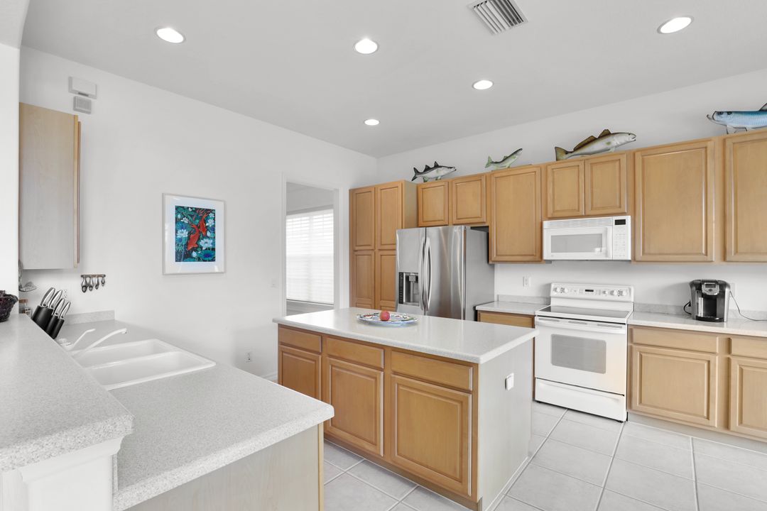 9956 St Moritz Dr, Miromar Lakes, FL 33913