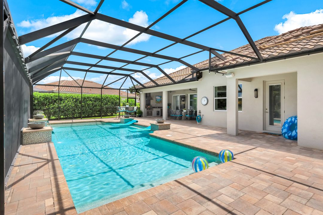 9052 Graphite Cir, Naples, FL 34120