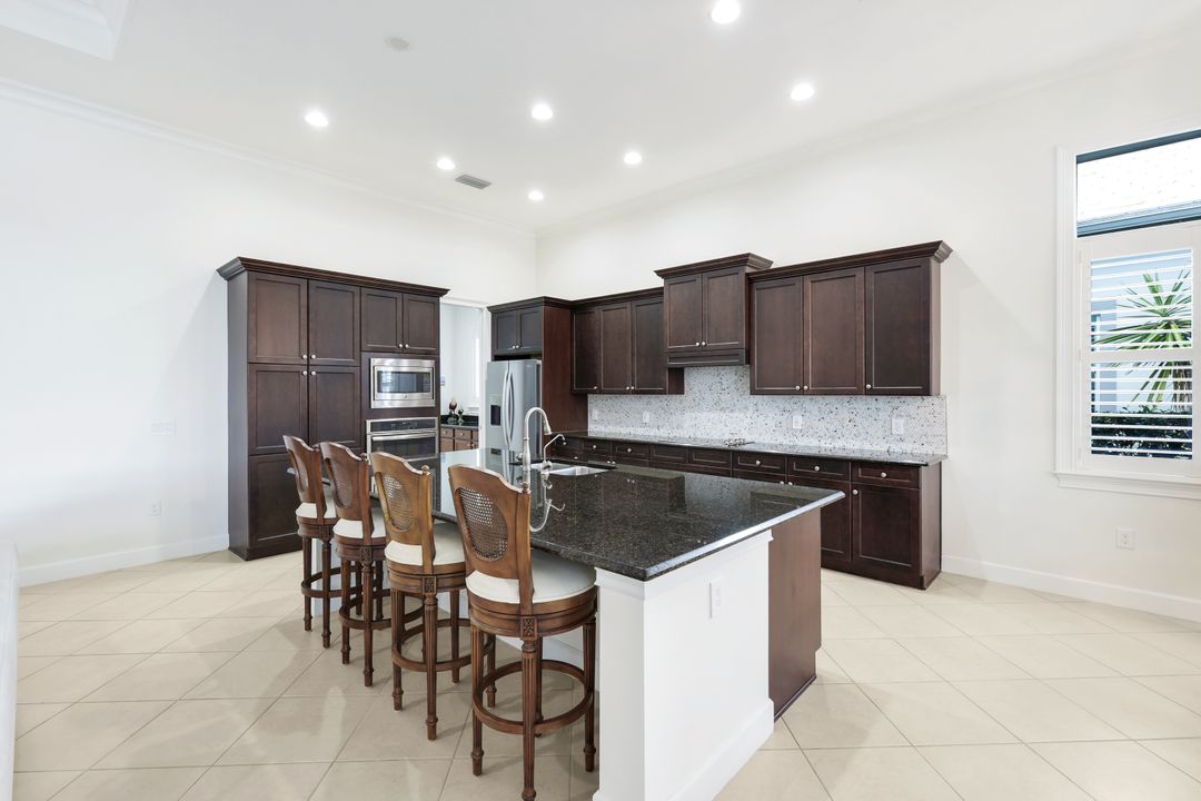 5052 Martinique Dr, Naples, FL 34113