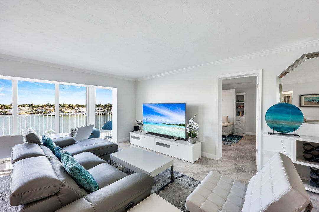 2750 Gulf Shore Blvd N #402, Naples, FL 34103