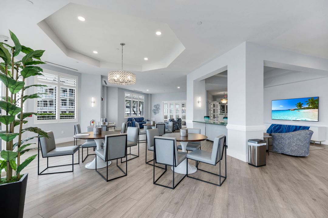 891 10th St S, Naples, FL 34102