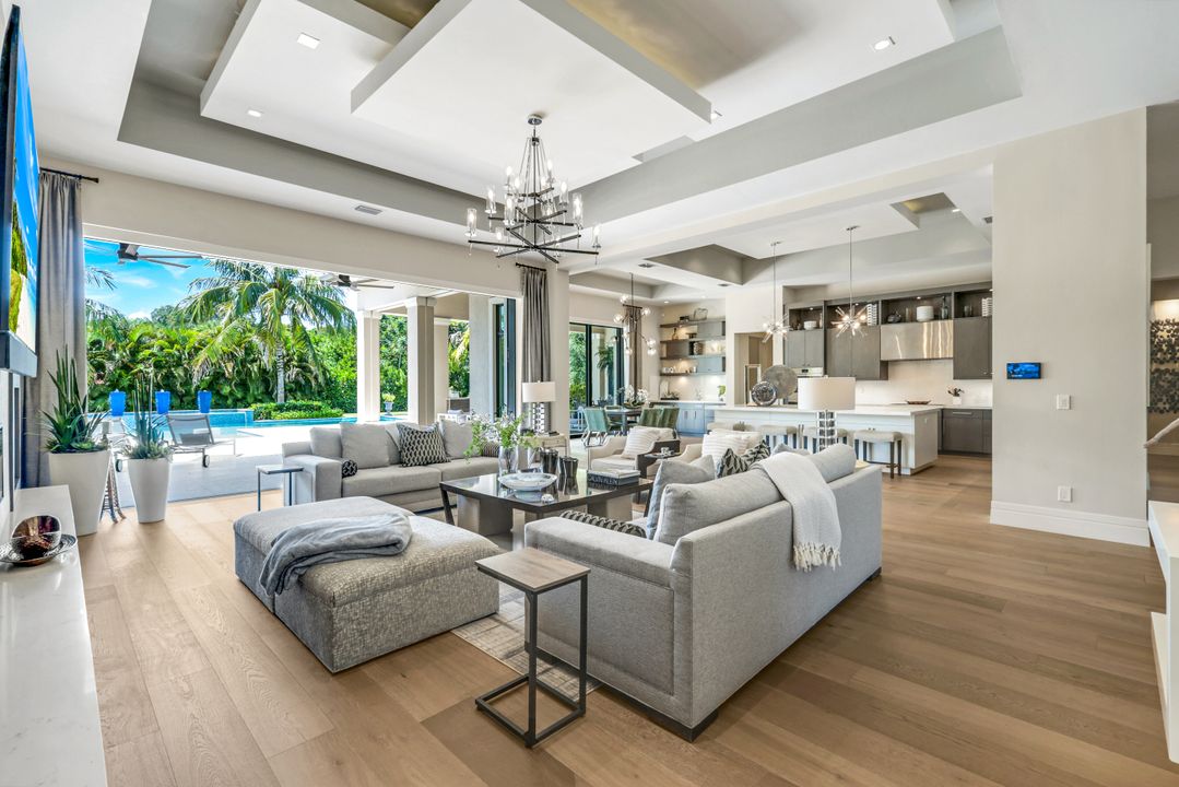 112 Hickory Rd, Naples, FL 34108