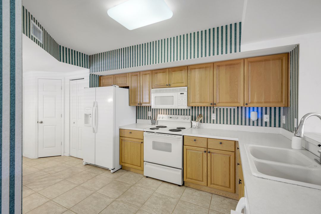 5015 Cedar Springs Dr #103, Naples, FL 34110