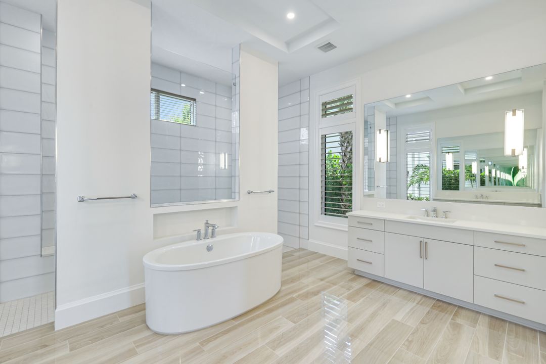 9937 Montiano Dr, Naples, FL 34113