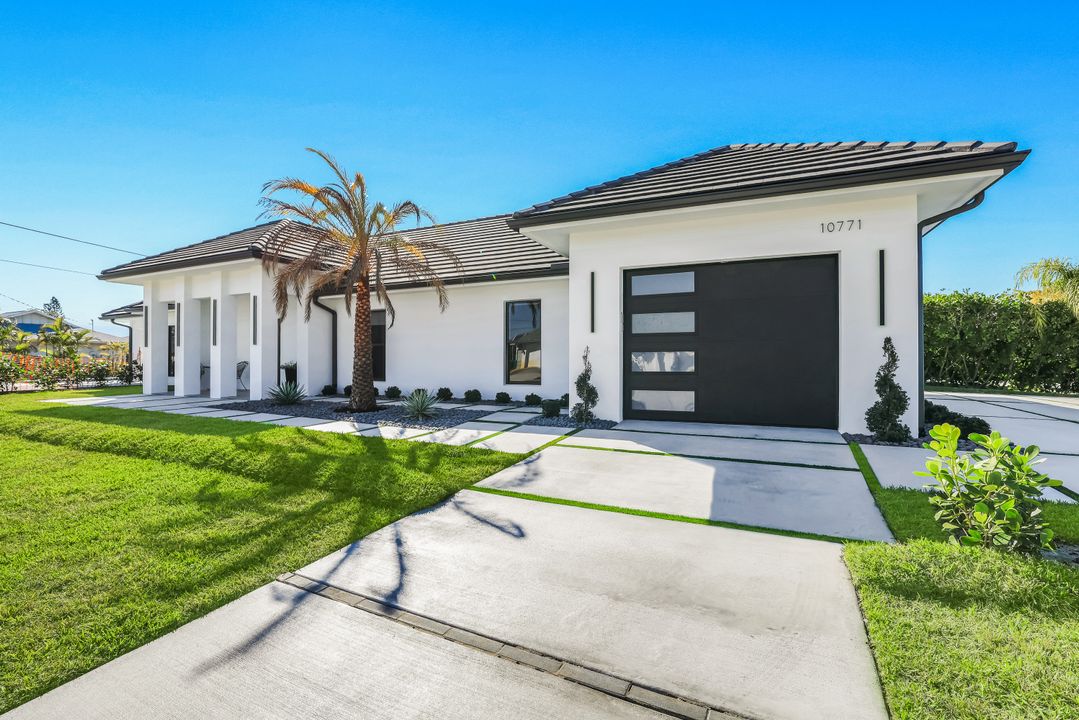 10771 6th St N, Naples, FL 34108