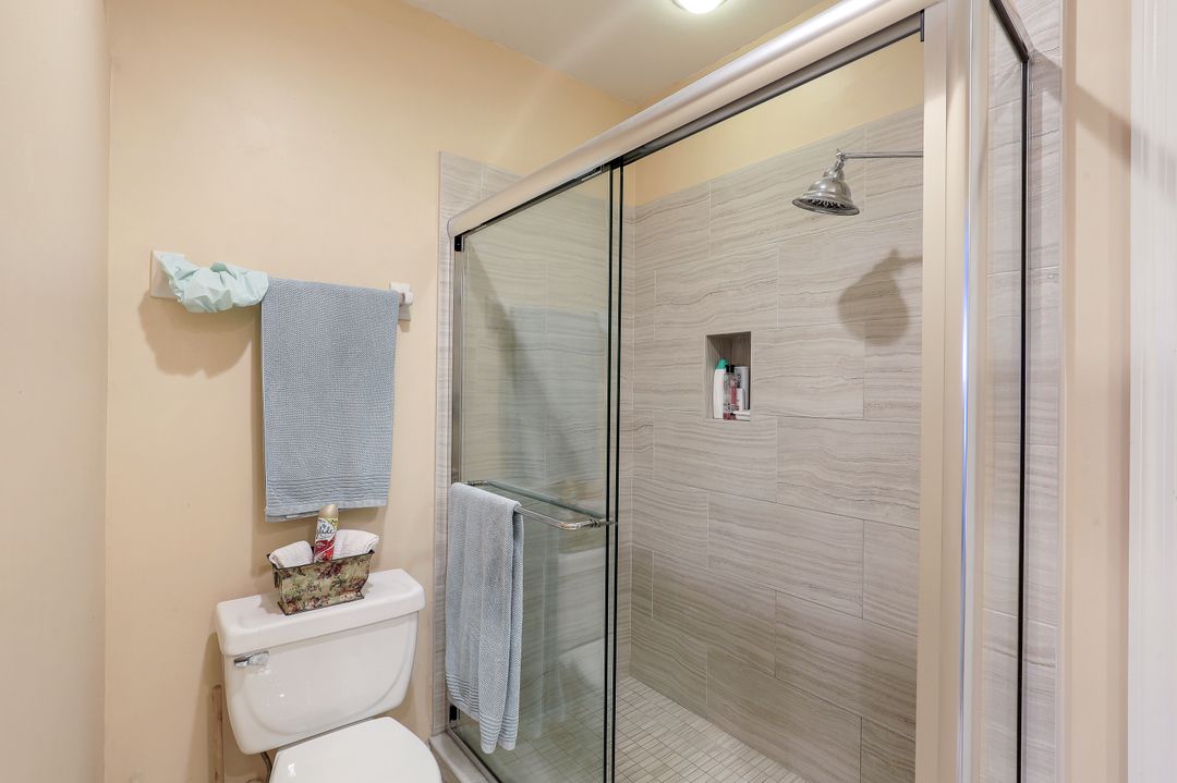 8223 Parkstone Pl #304, Naples, FL 34120