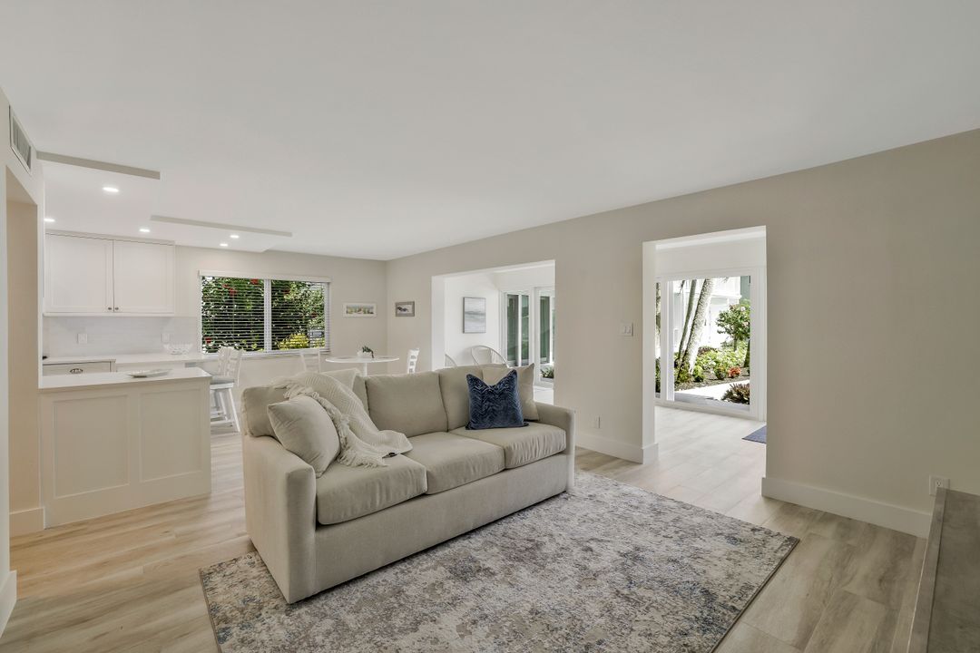 354 Harbour Dr, Naples, FL 34103