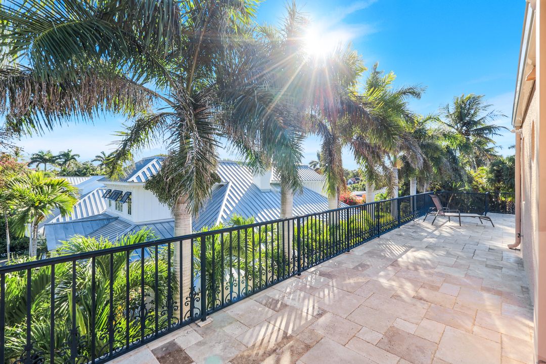 210 Central Ave, Naples, FL 34102