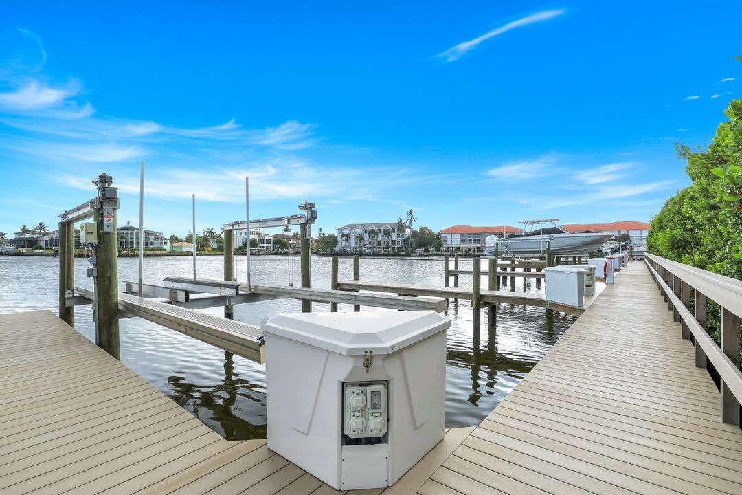 435 Launch Cir, Naples, FL 34108