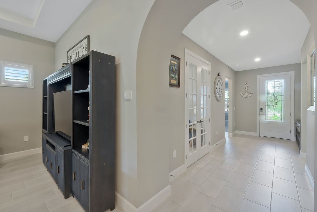 9640 Everglades Dr, Naples, FL 34120