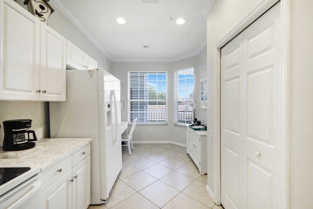 8253 Parkstone Pl #206, Naples, FL 34120