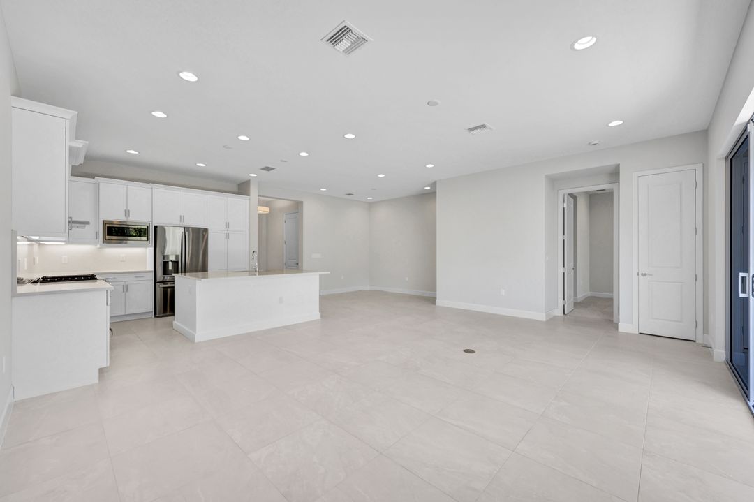 2440 Cambridge Wy, Naples, FL 34112