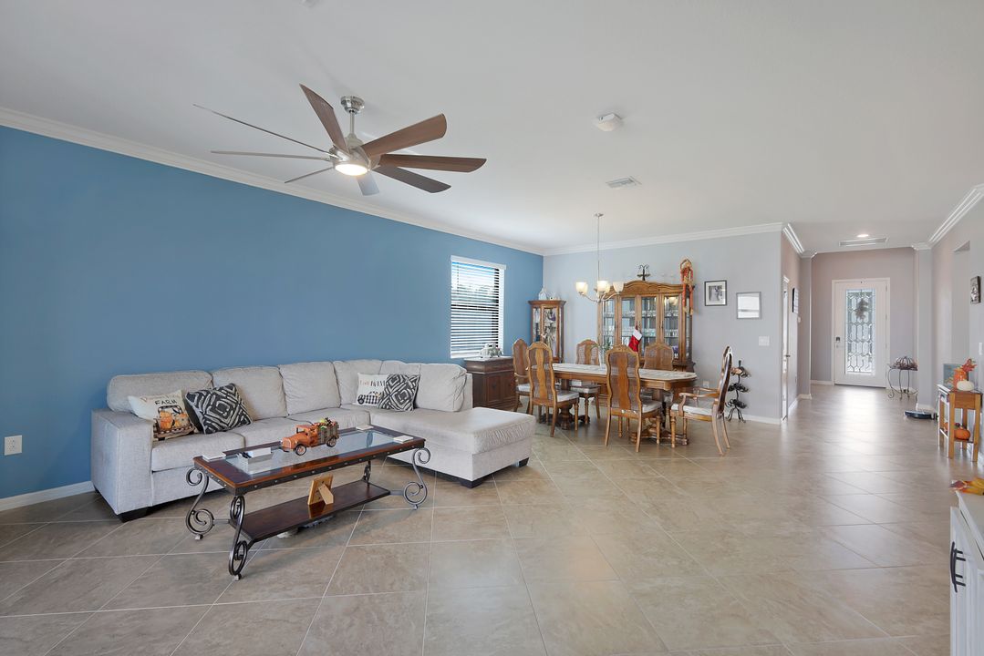 9386 Foxglove Ln, Naples, FL 34120