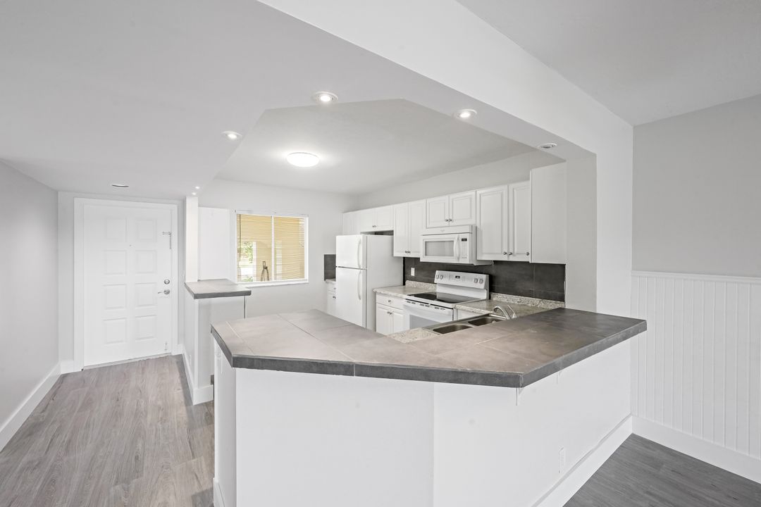 7800 Emerald Cir #b104, Naples, FL 34109